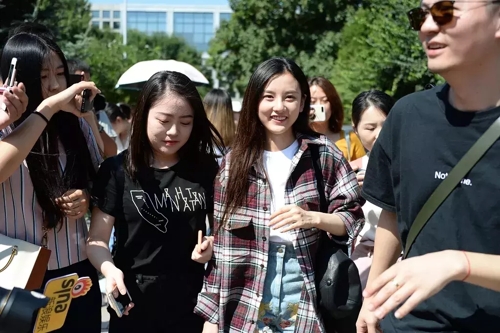 北影中戏新生报到，吴磊和宋祖儿青春阳光，李兰迪胡先煦吃胖了