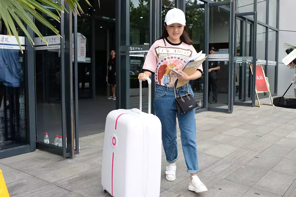 北影中戏新生报到，吴磊和宋祖儿青春阳光，李兰迪胡先煦吃胖了