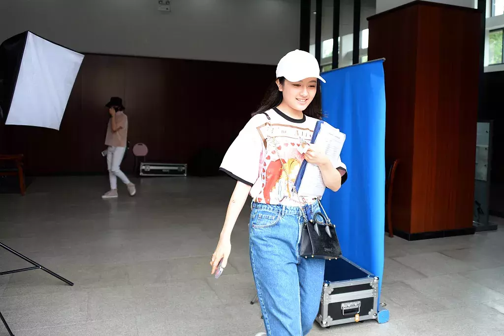 北影中戏新生报到，吴磊和宋祖儿青春阳光，李兰迪胡先煦吃胖了