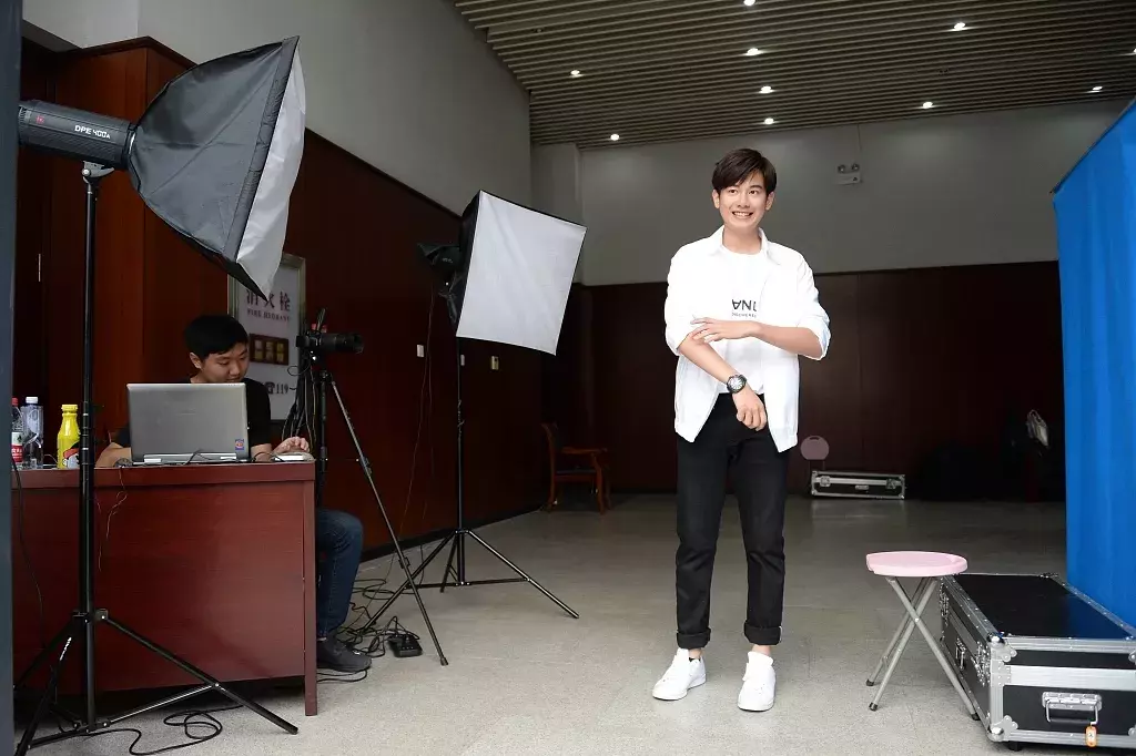 北影中戏新生报到，吴磊和宋祖儿青春阳光，李兰迪胡先煦吃胖了