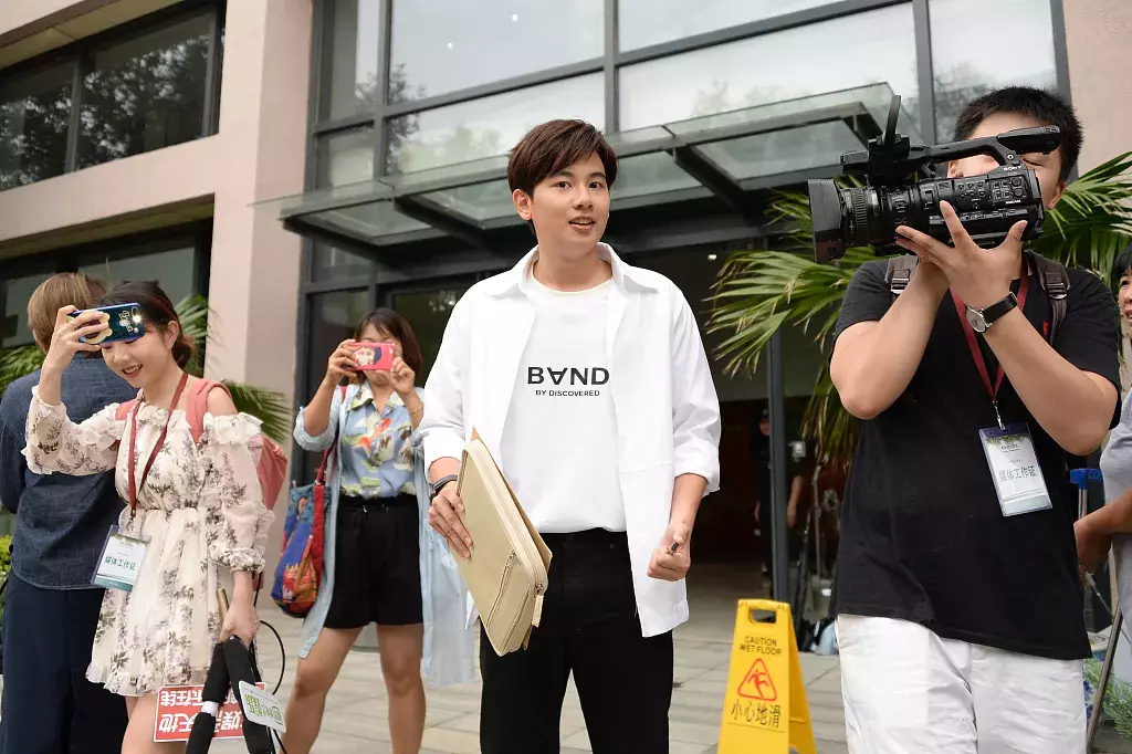 北影中戏新生报到，吴磊和宋祖儿青春阳光，李兰迪胡先煦吃胖了