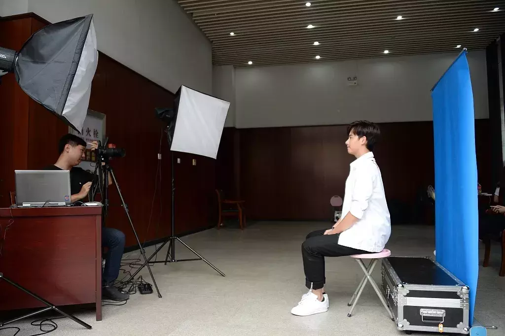 北影中戏新生报到，吴磊和宋祖儿青春阳光，李兰迪胡先煦吃胖了