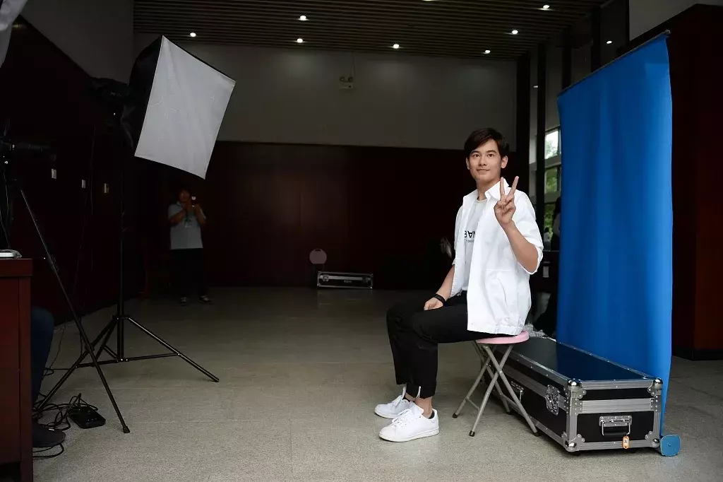 北影中戏新生报到，吴磊和宋祖儿青春阳光，李兰迪胡先煦吃胖了