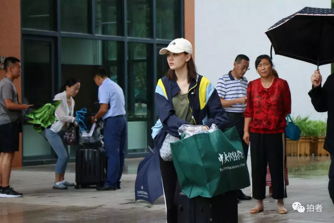 北影中戏新生报到，吴磊和宋祖儿青春阳光，李兰迪胡先煦吃胖了
