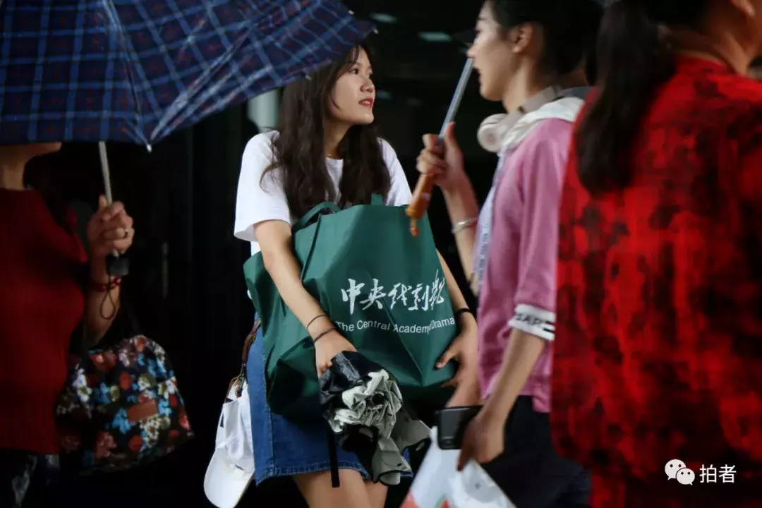 北影中戏新生报到，吴磊和宋祖儿青春阳光，李兰迪胡先煦吃胖了