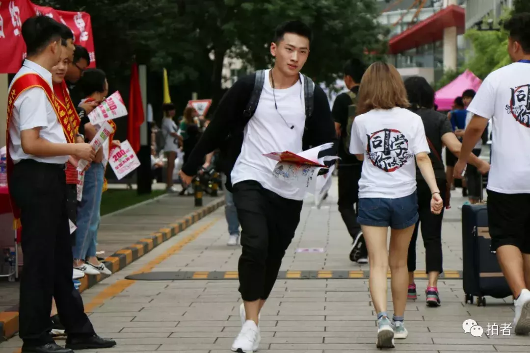 北影中戏新生报到，吴磊和宋祖儿青春阳光，李兰迪胡先煦吃胖了