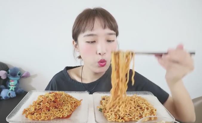 韩国美女主播吃美食（韩国吃播Nado直播麻辣火鸡面，网友：光看就流口水了！）-趣拿体育