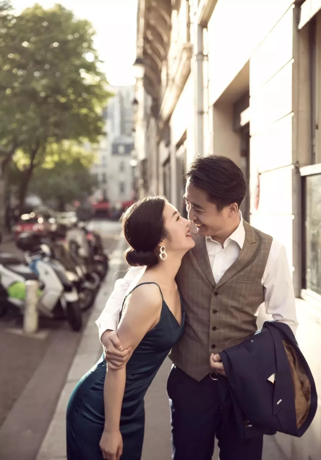 明星明明不差钱，为什么戚薇也会割出肉条双眼皮？