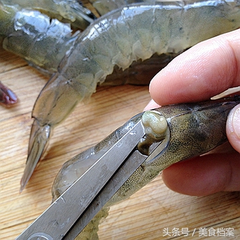 虾头和虾怎么才能处理干净，附：处理干净虾的方法图解！
