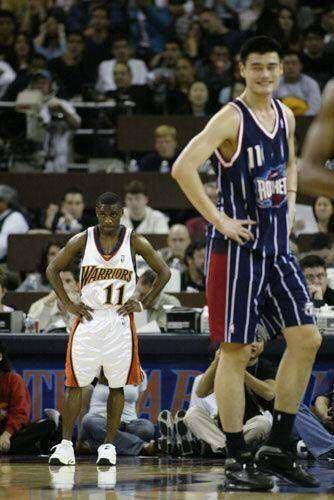 nba扣篮王罗宾逊多高(1米75以下在NBA生存有多难！17张图看他们与“巨人”的身高对比)