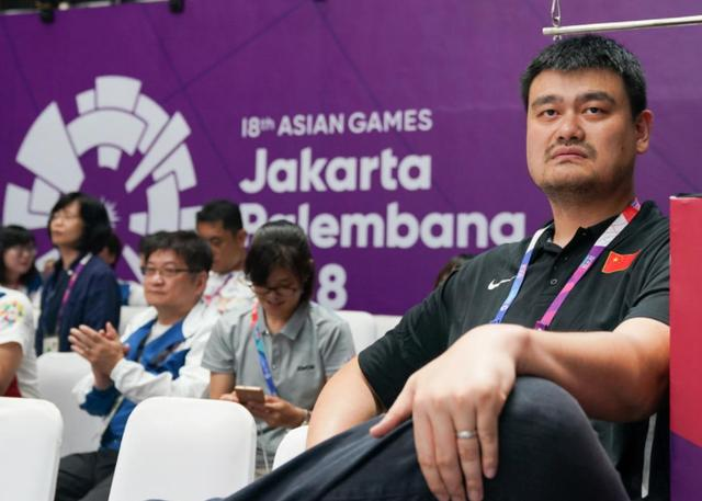 姚明拿过金牌吗（中国篮球包揽4金，姚明成历史第一人，赛后咧开嘴笑得跟花儿一样）