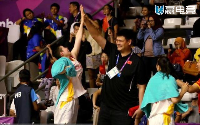 姚明拿过金牌吗（中国篮球包揽4金，姚明成历史第一人，赛后咧开嘴笑得跟花儿一样）