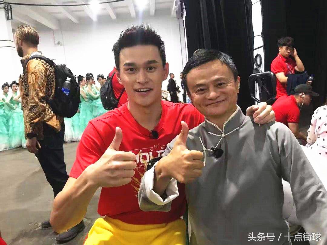 世界杯孙杨闭幕式(孙杨闭幕式直接穿个人赞助商服装，网友：拿金牌就能不守规则了？)