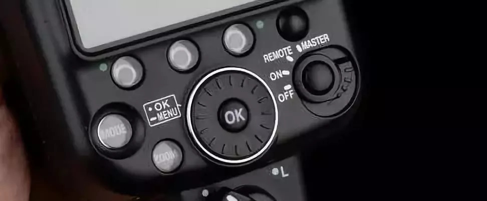 而且ttl模式下,有着和相机一样的曝光补偿模式,只需要转动拨盘,可以