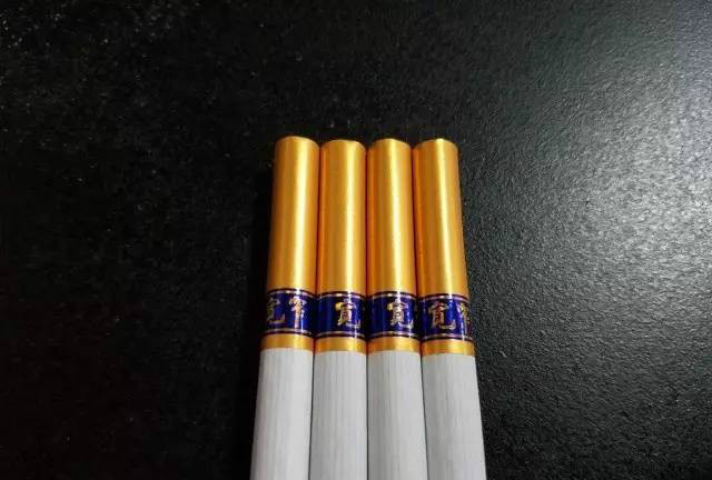 烟嘴的颜色为金色,蓝色的圈箍上印着"宽窄",这两种的颜色的搭配我觉得