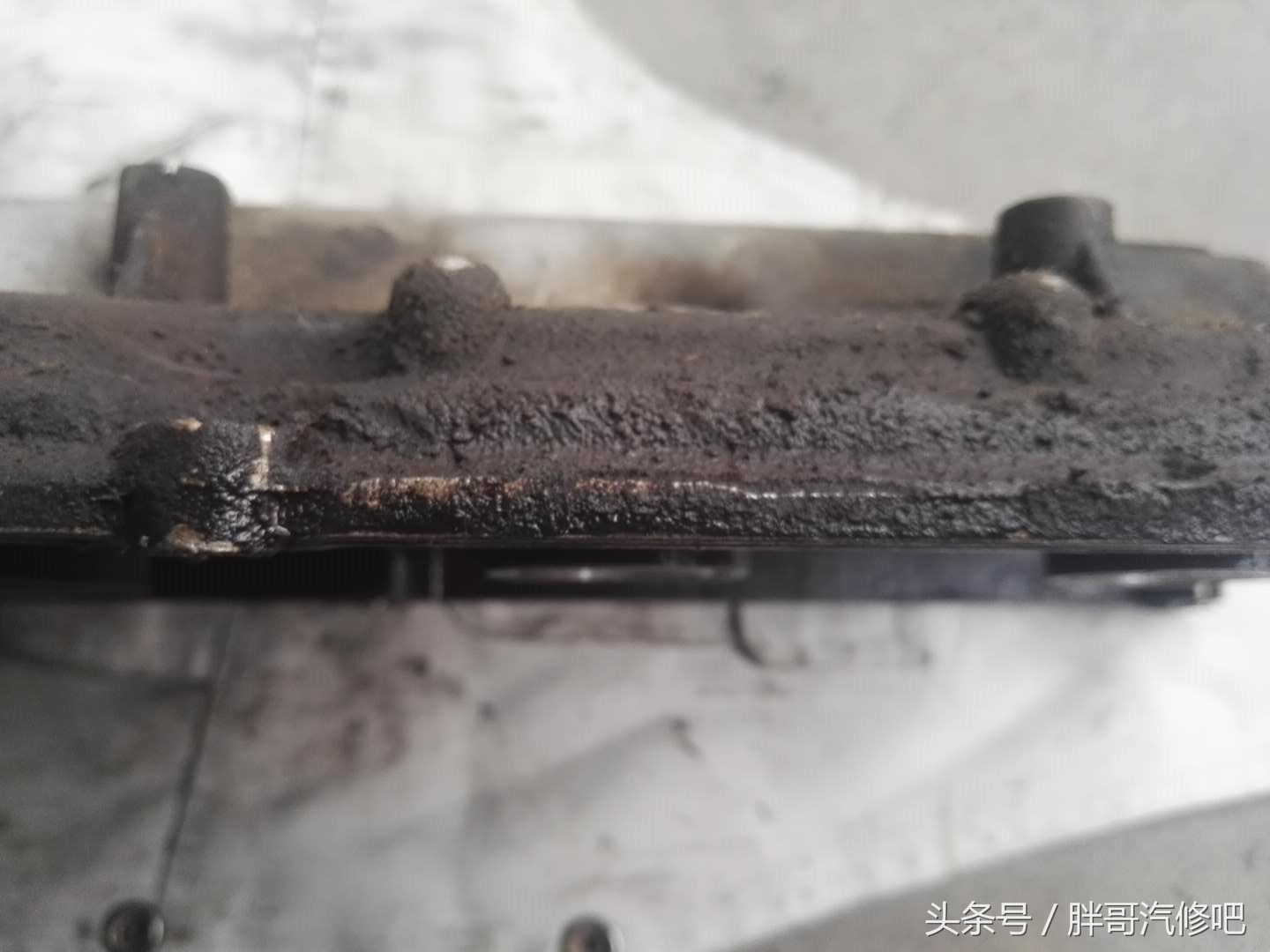发动机漏油不要怕，胖哥为大家分析解决漏油问题