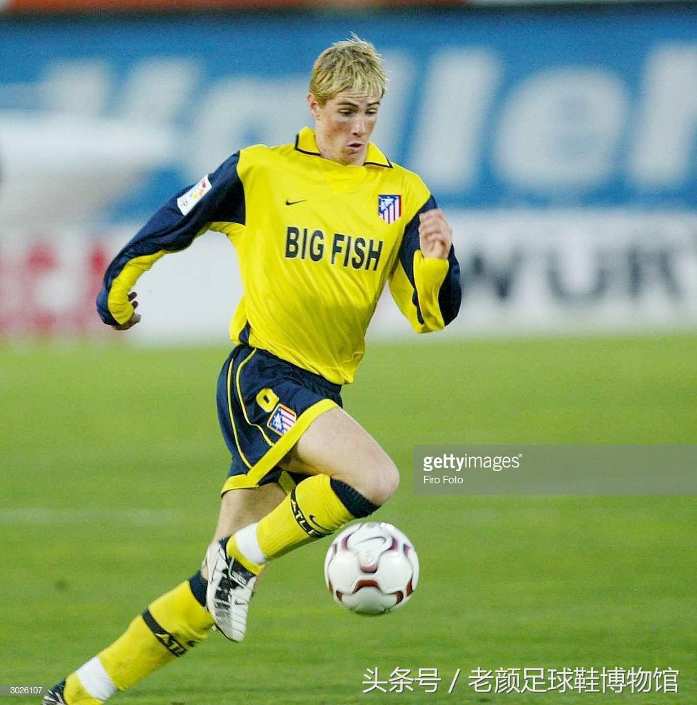 torres这是什么品牌足球(一白遮百丑,人生赢家托雷斯换上日本产小白鞋