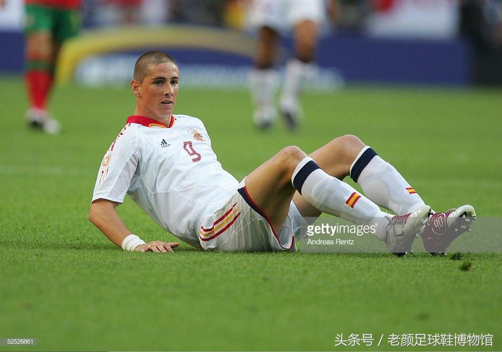 到了2004年nike发布全新t90 3代的时候,托雷斯已尽和菲戈,卡洛斯一起