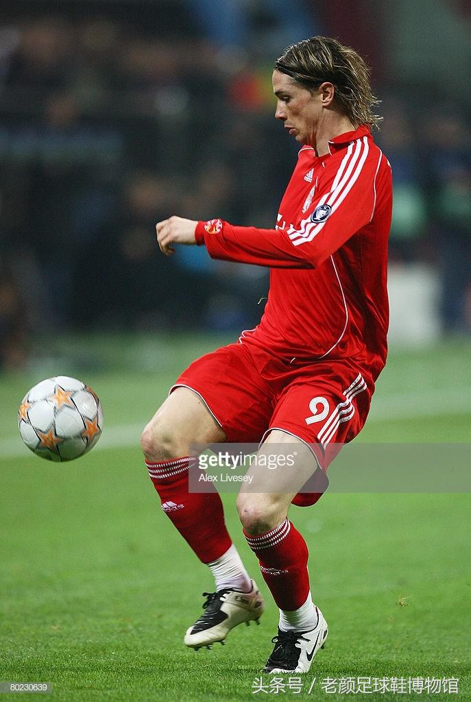 torres这是什么品牌足球(一白遮百丑,人生赢家托雷斯换上日本产小白鞋