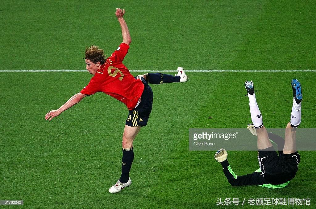 torres这是什么品牌足球(一白遮百丑,人生赢家托雷斯换上日本产小白鞋