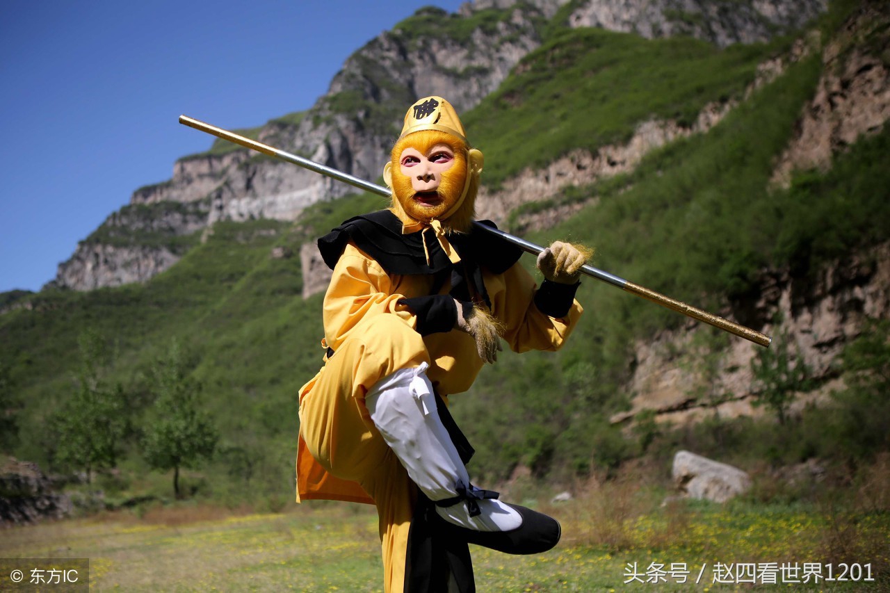 猴与"侯"同音,猴子骑马寓意马上封侯;猴向枫树上挂印寓意封侯挂印