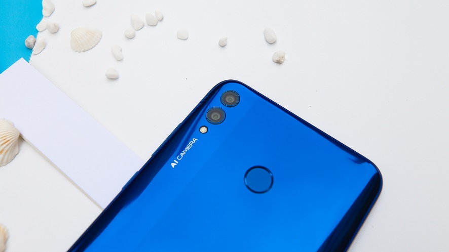 包装盒浅蓝色包装盒上,印有白色的产品名"8x max",正面底部是honor的