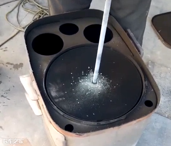卡车消音器堵塞冒黑烟，可能是因为你用了劣质尿素