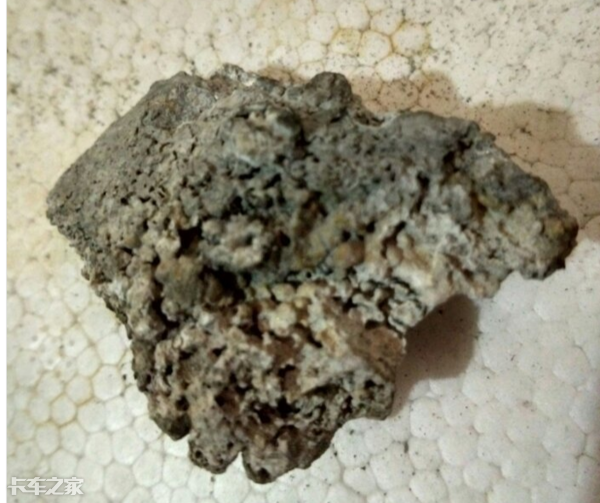 卡车消音器堵塞冒黑烟，可能是因为你用了劣质尿素