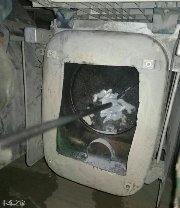卡车消音器堵塞冒黑烟，可能是因为你用了劣质尿素