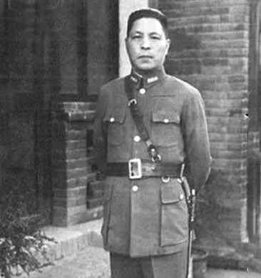 他是蒋介石的五虎将之一，从飞将军到超级富豪