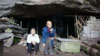 贫贱夫妻共渡难关，风雨同舟方显真情可贵