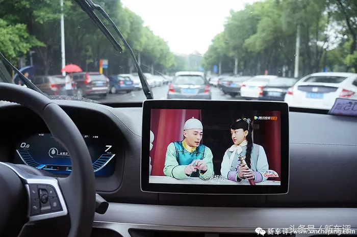 比亚迪DiLink系统体验：车上玩吃鸡、刷抖音？不是问题