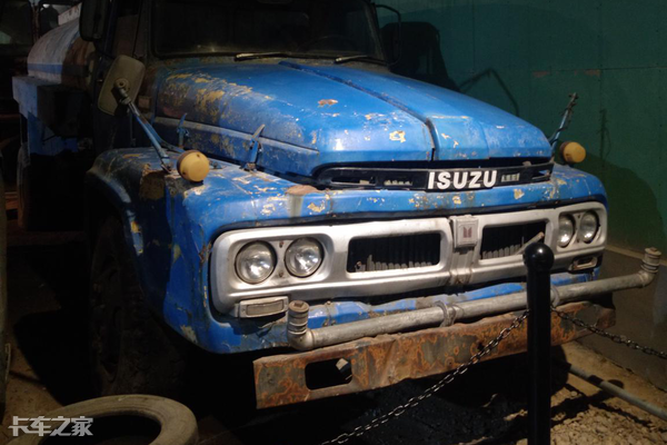 大连老式汽车博物馆(车轮上的记忆) - 四帝国车市