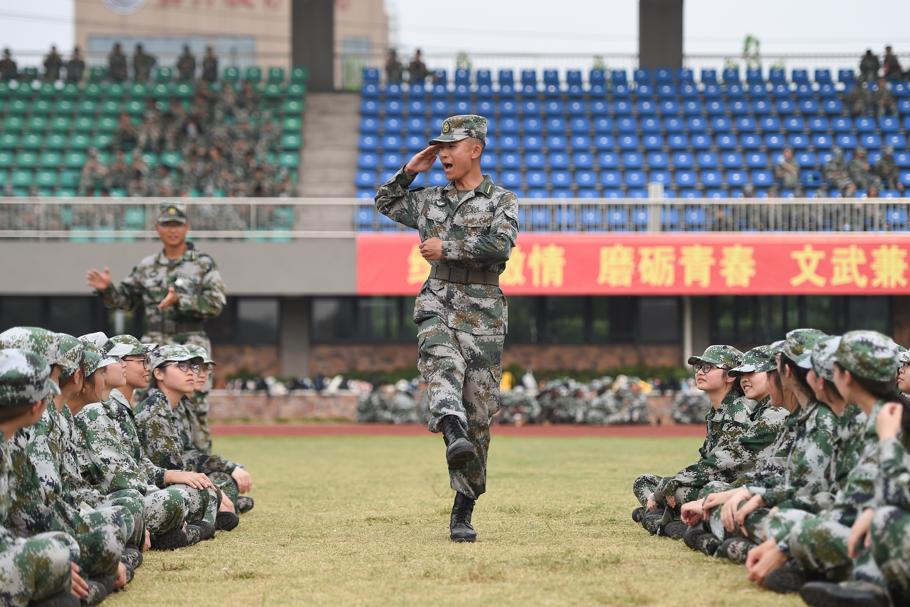 浙江一大學軍訓,教官從學生中選拔,比現役軍人還嚴格