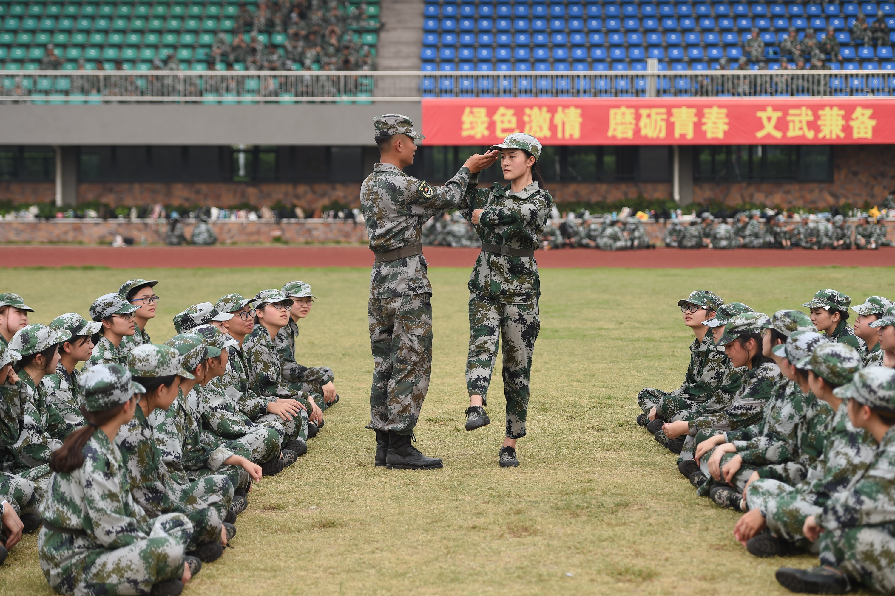 浙江一大学军训,教官从学生中选拔,比现役军人还严格