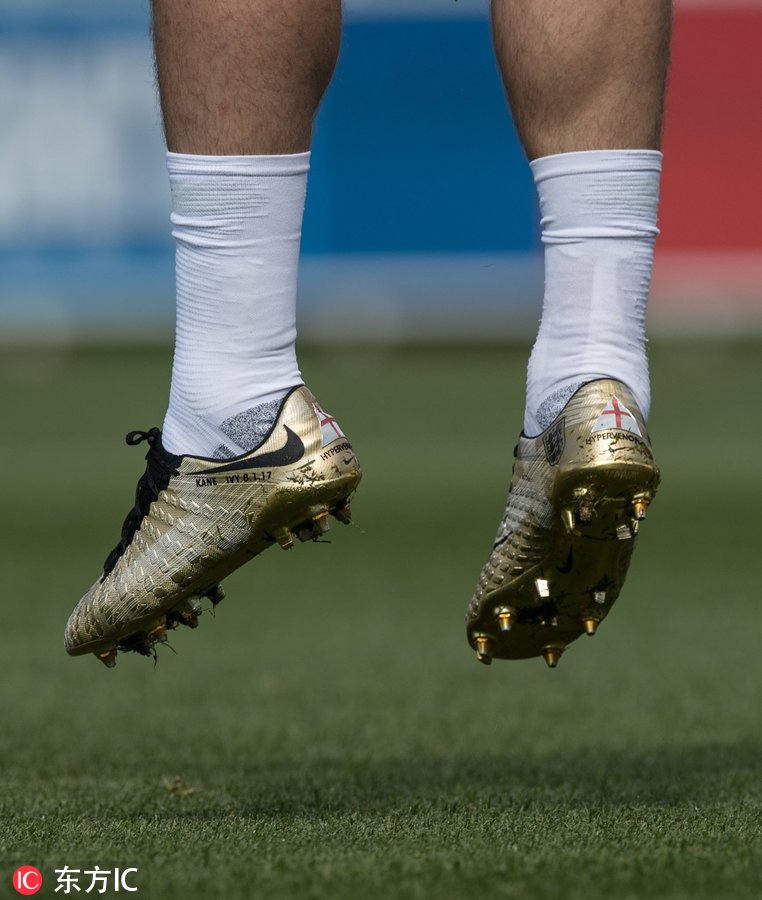 鞋(哈里-凯恩蹦蹦跳跳展示新战靴 金光闪闪独领风骚)_十大足球直播