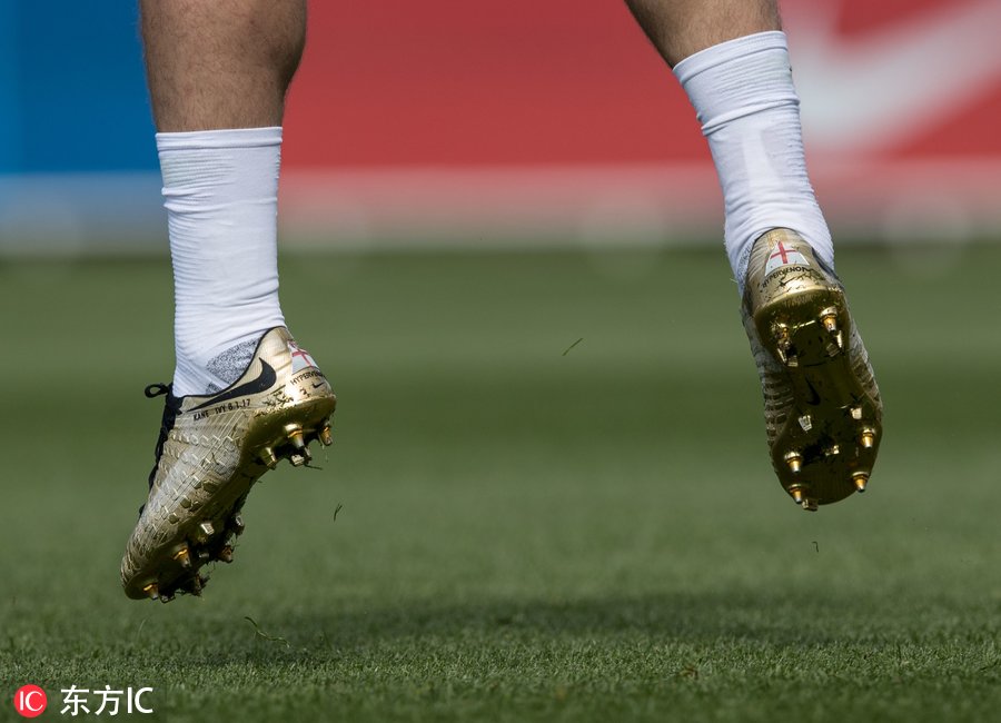 鞋(哈里-凯恩蹦蹦跳跳展示新战靴 金光闪闪独领风骚)_十大足球直播