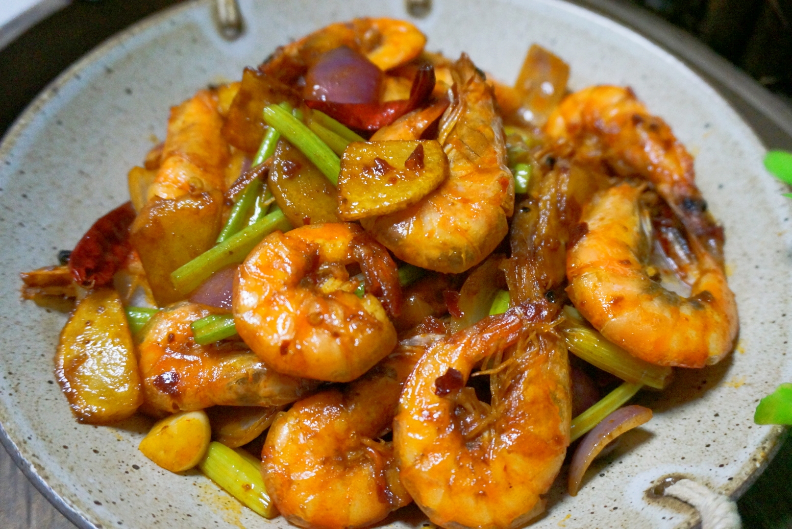 爆炒香辣虾(香喷喷的爆炒香辣虾,色泽红润,味道超棒,吃完忍不住吮吸