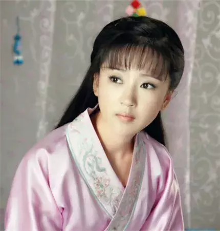 到现如今演一些不起眼的小角色,很多观众倒是为闵春晓抱不平,认为她的