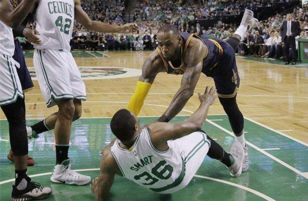 单手撑地护对手(詹姆斯是否故意肘击?