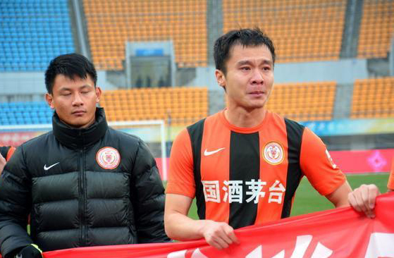 冯仁亮年薪(唏嘘！当初欧洲球探专程来看他比赛，如今30岁沦落到预备队踢球)