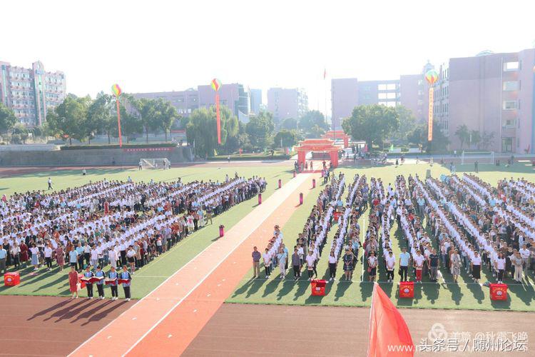 一顶红冠缨穗垂 从此少年振翅飞——曾都一中举行高三成人礼仪式