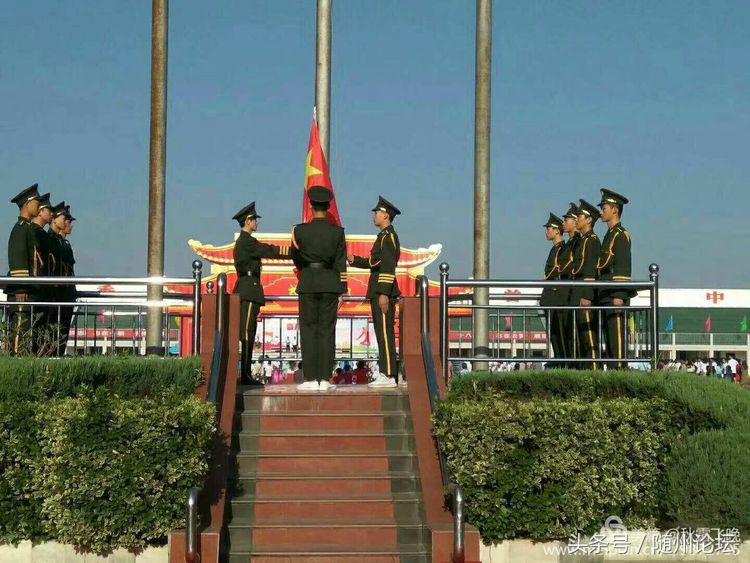 一顶红冠缨穗垂 从此少年振翅飞——曾都一中举行高三成人礼仪式