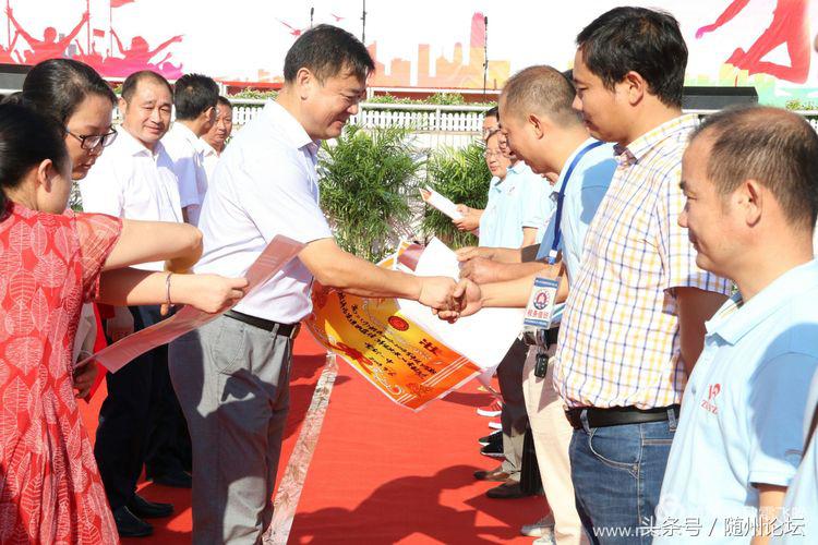 一顶红冠缨穗垂 从此少年振翅飞——曾都一中举行高三成人礼仪式