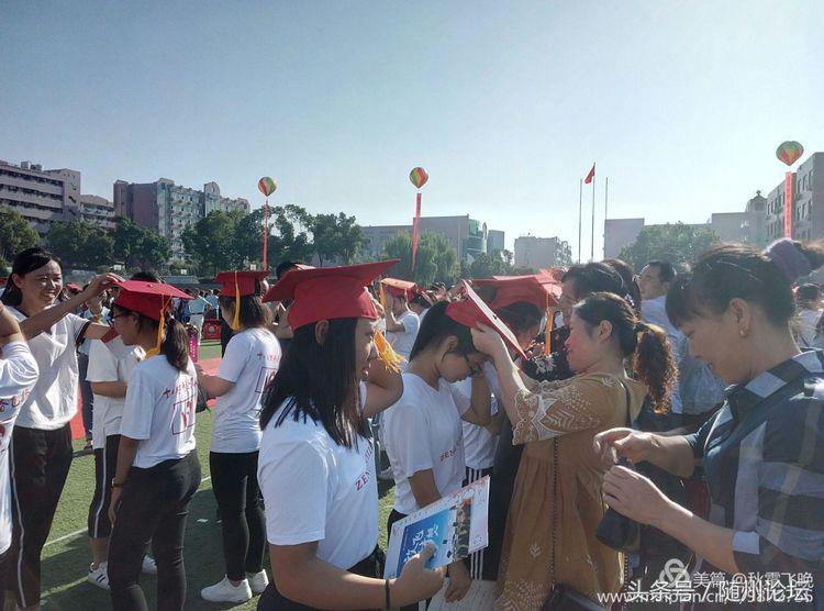 一顶红冠缨穗垂 从此少年振翅飞——曾都一中举行高三成人礼仪式