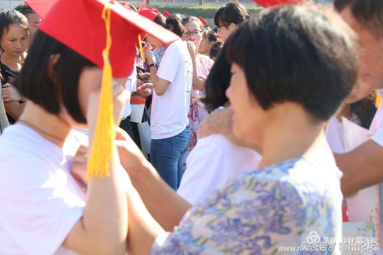 一顶红冠缨穗垂 从此少年振翅飞——曾都一中举行高三成人礼仪式