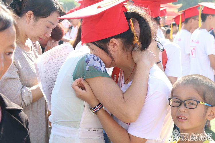 一顶红冠缨穗垂 从此少年振翅飞——曾都一中举行高三成人礼仪式