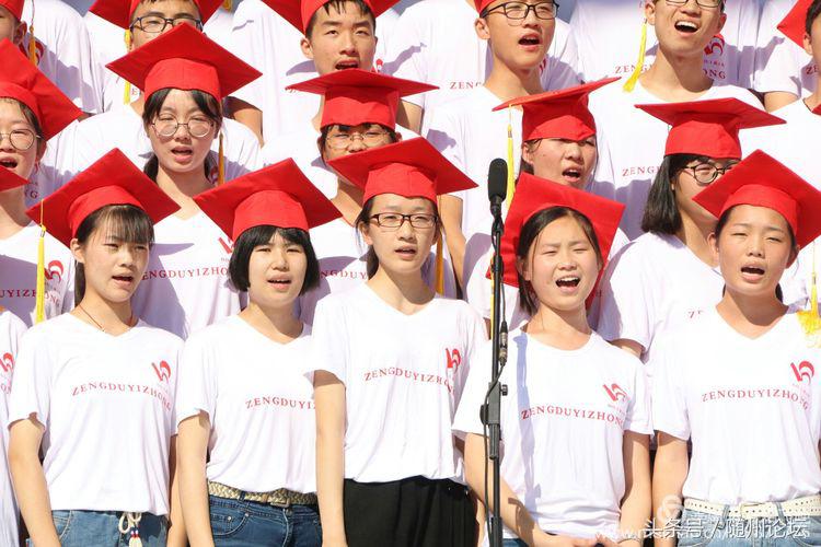 一顶红冠缨穗垂 从此少年振翅飞——曾都一中举行高三成人礼仪式