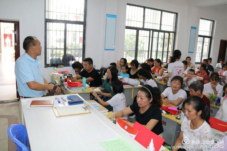 一顶红冠缨穗垂 从此少年振翅飞——曾都一中举行高三成人礼仪式