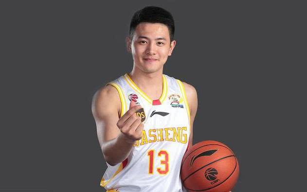 黄子恒为什么能进cba(cba选秀力压胡珑贸,两年只打2场比赛,如今靠综艺